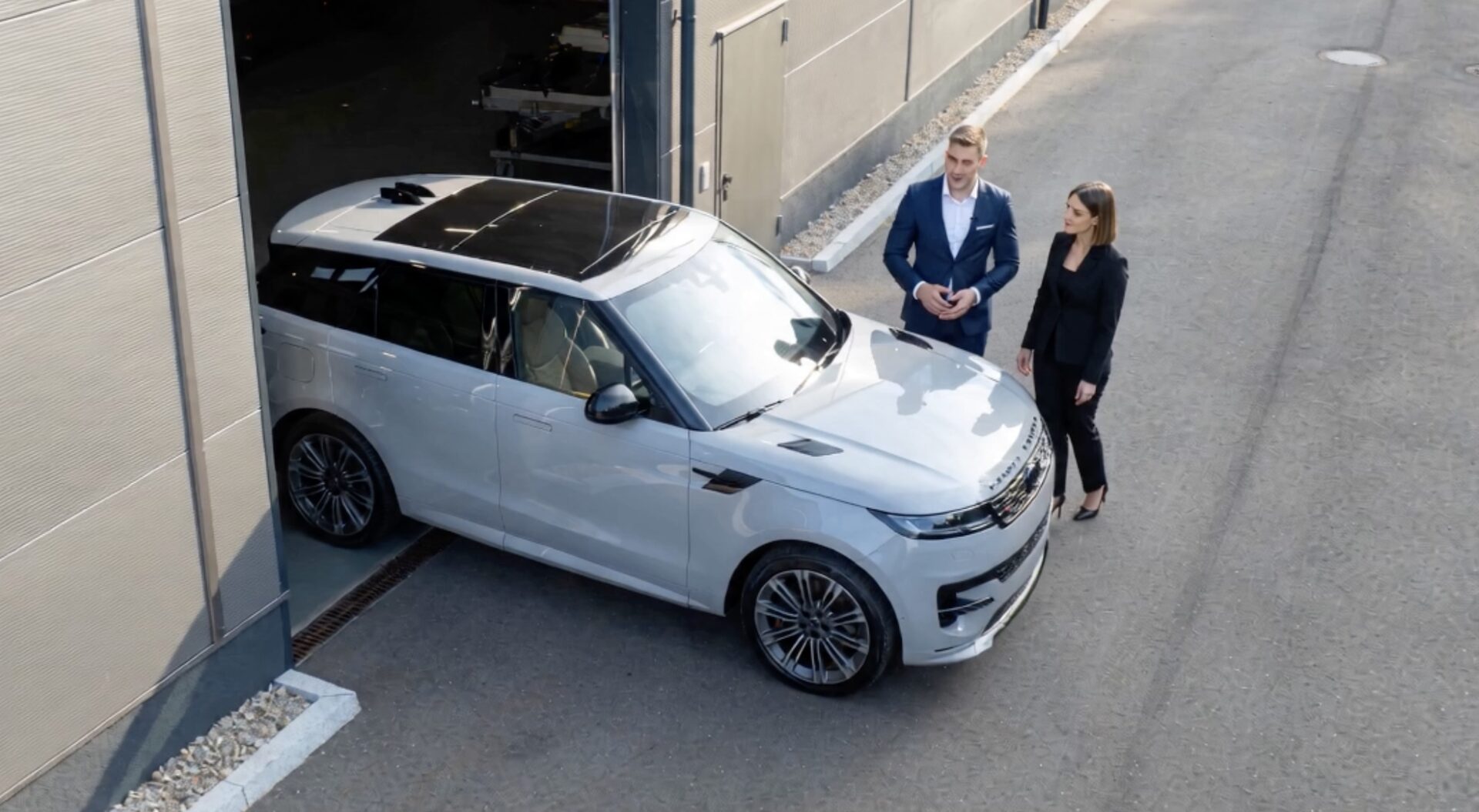 Fahrzeugübergabe eines Range Rover Sport durch xclusive Mobility