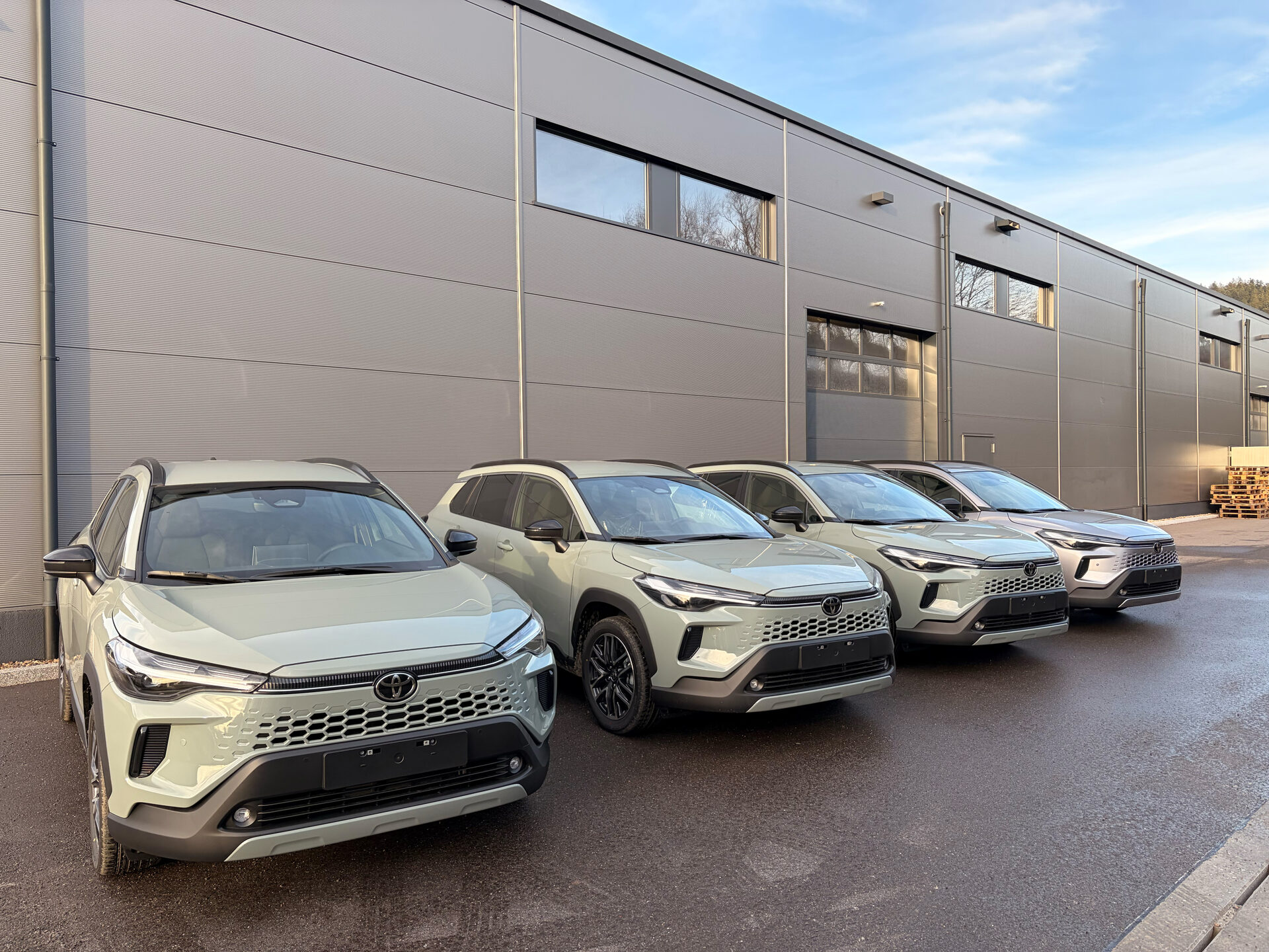 Flotte neuer Toyota SUV als EU-Ware für Händler